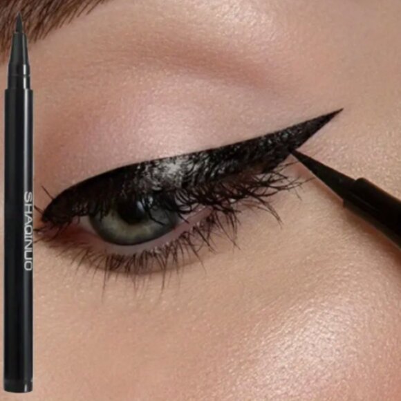 Liquid black eyeliner - Picture 2 of 3